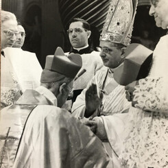 Charles Journet reçoit la barrette cardinalice des mains de Paul VI lors du Consistoire du 25 février 1965 Charles Journet reçoit la barrette cardinalice des mains de Paul VI lors du Consistoire du 25 février 1965